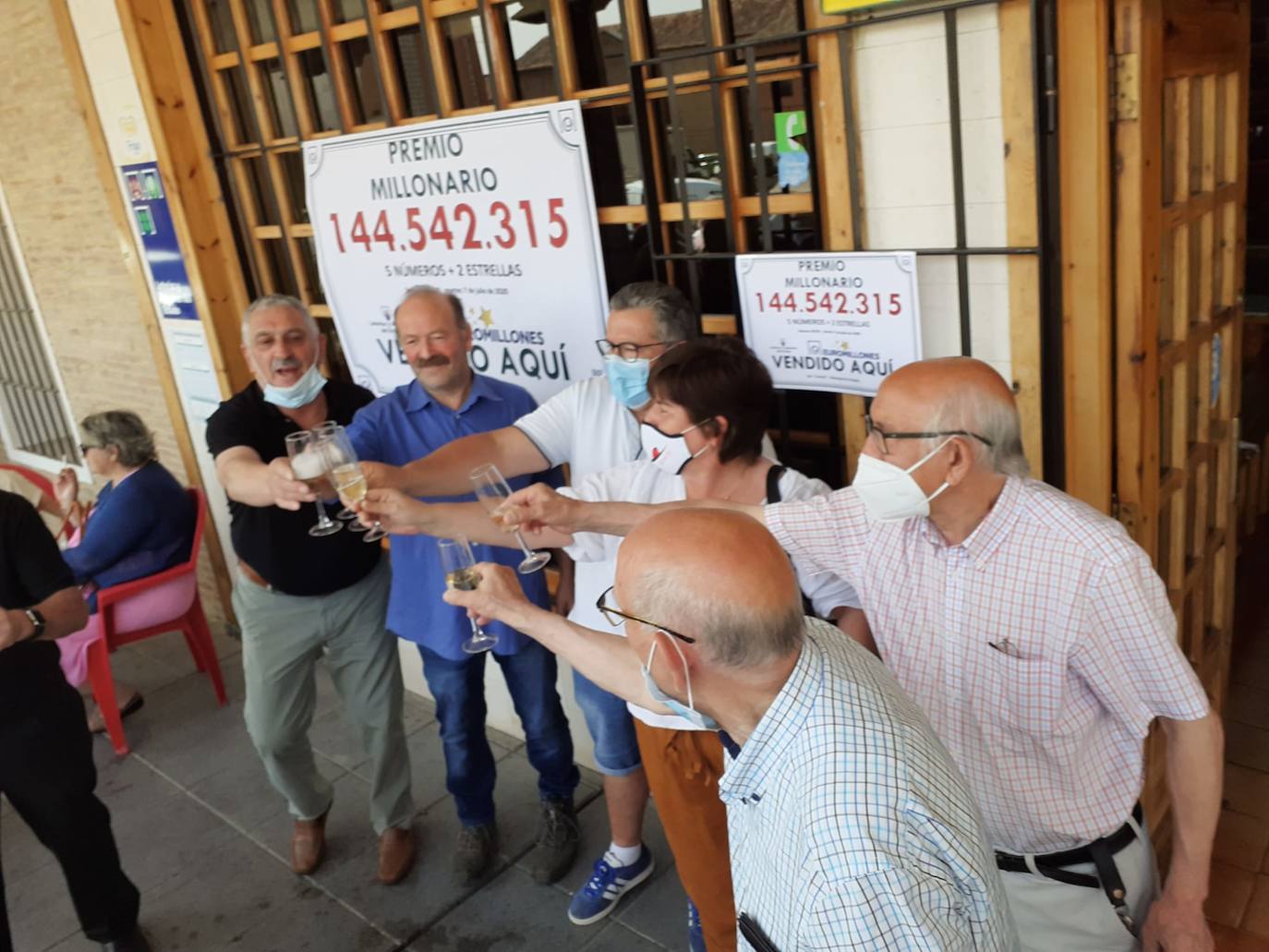 Los miembros de la peña de Mayorga celebran el premio.