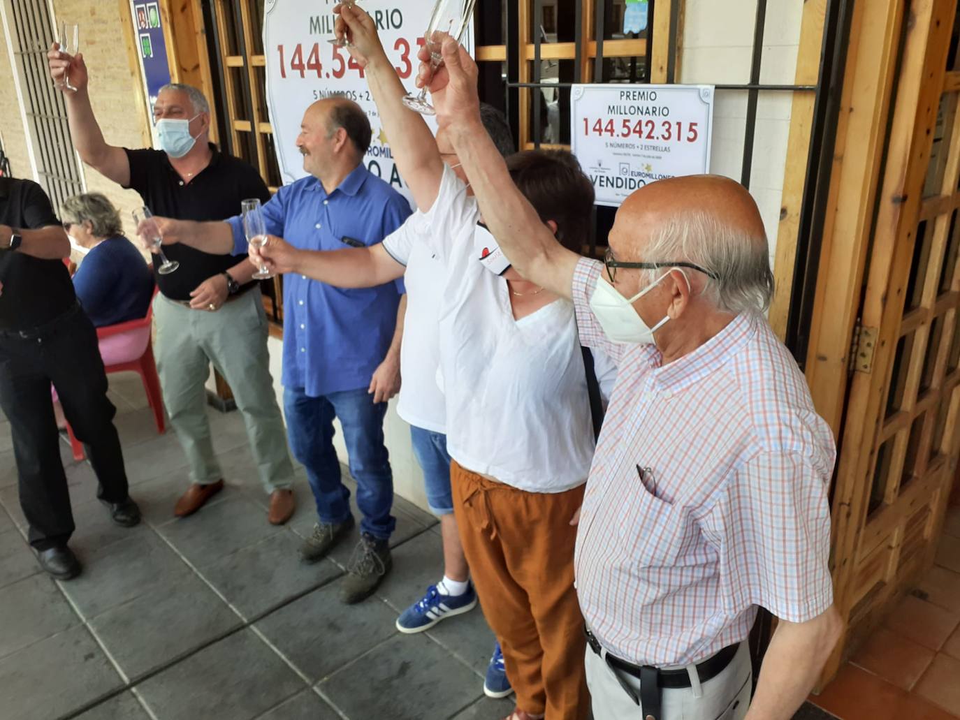 Los miembros de la peña de Mayorga celebran el premio.