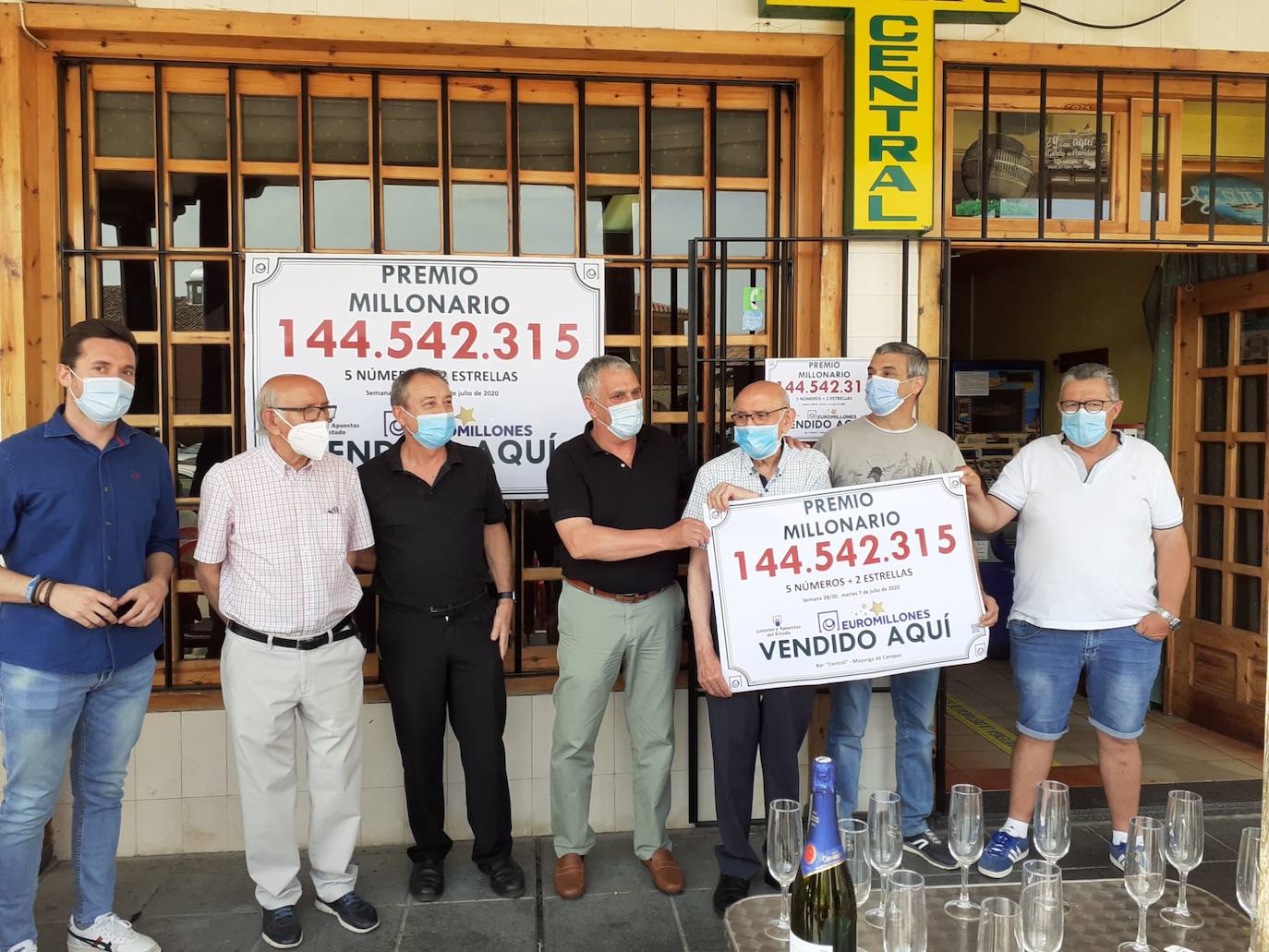 Los miembros de la peña de Mayorga celebran el premio.