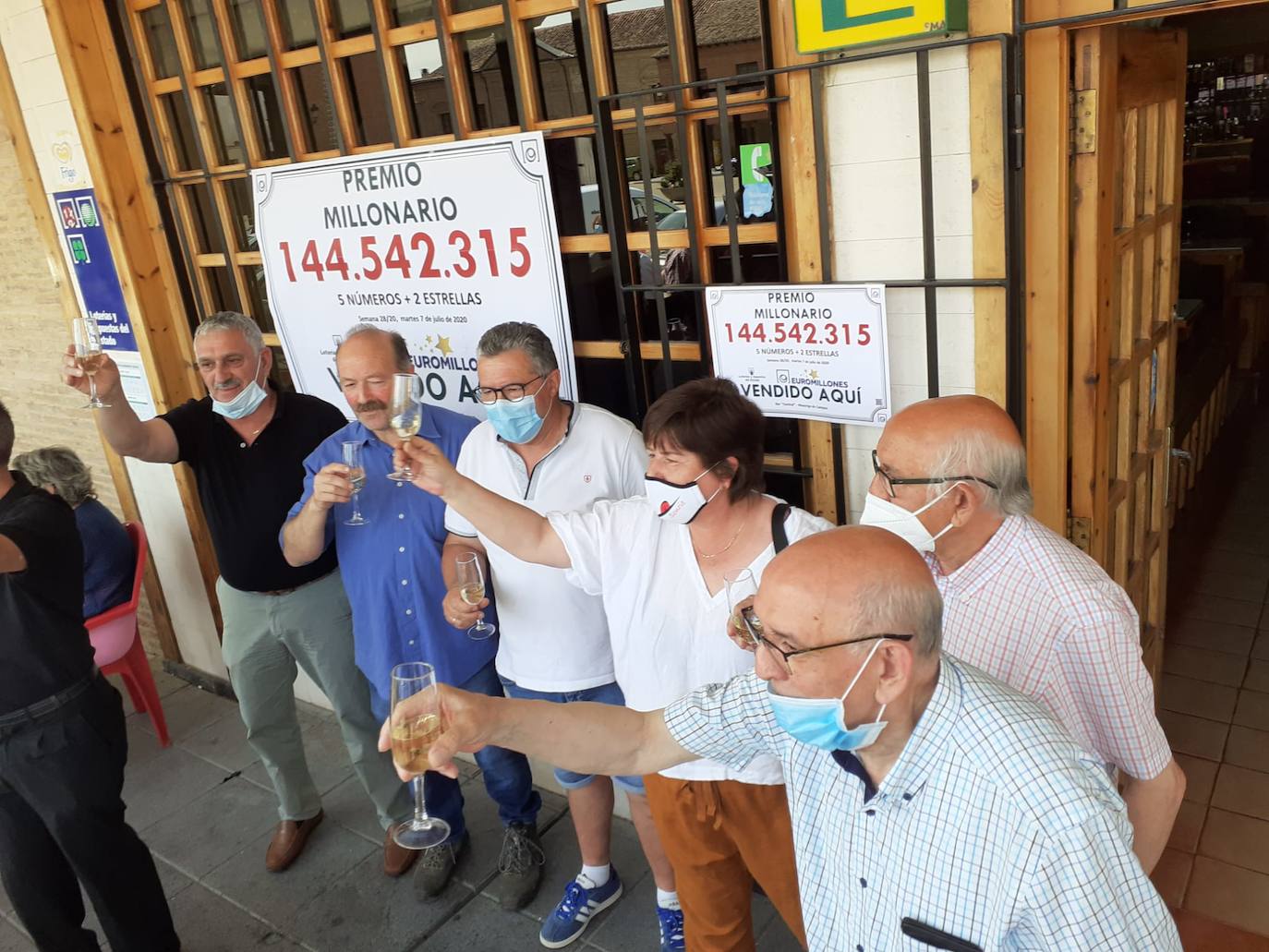 Los miembros de la peña de Mayorga celebran el premio.