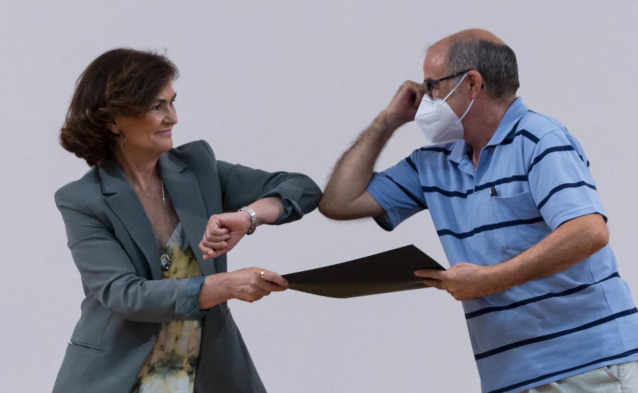 Carmen Calvo entrega uno de los diplomas a cuatro víctimas de la Guerra Civil en Valladolid. 