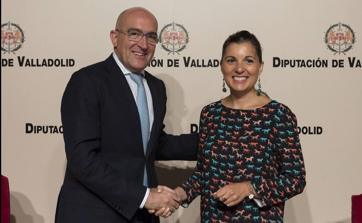 Jesús Julio Carnero y Soraya Mayo, tras la firma de un acuerdo entre la Diputación de Valladolid y ATA en 2015. 