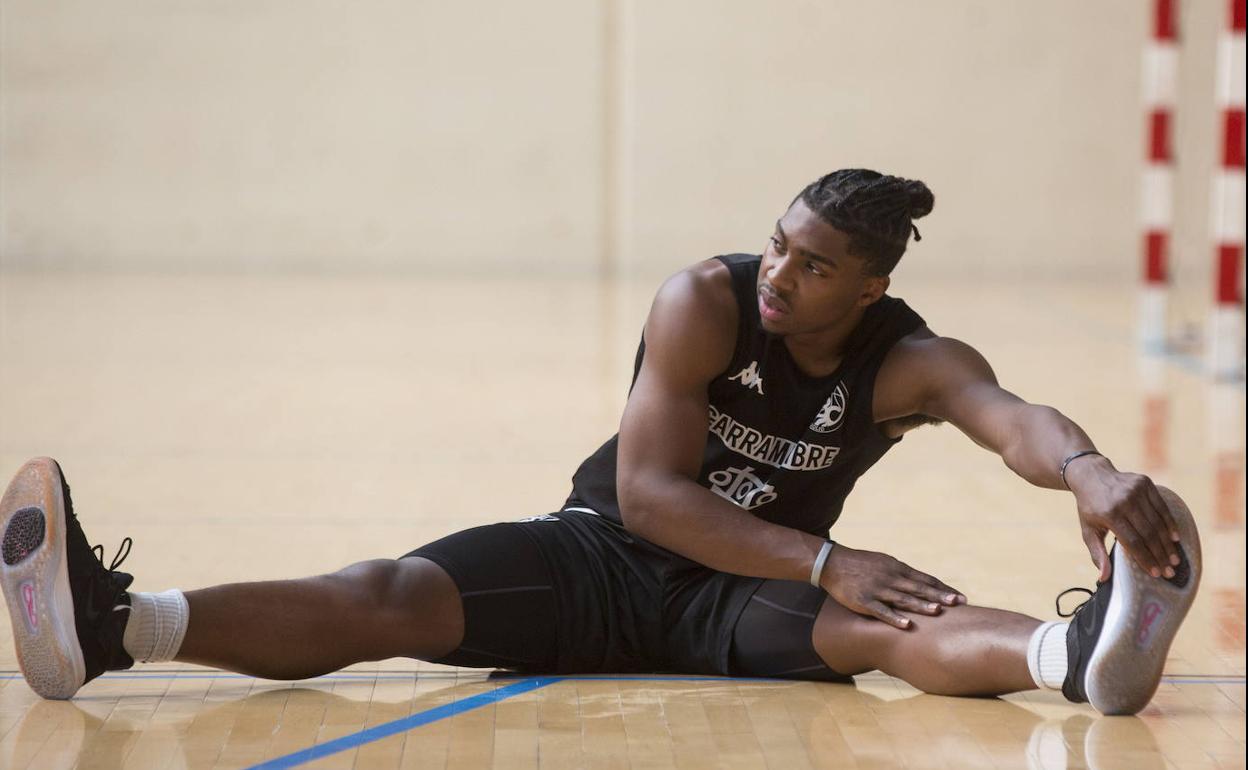 Frank Bartley realiza estiramientos antes de un entrenamiento en el polideportivo Pisuerga. 