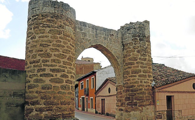 Puerta de la muralla conocida como 'El arco' que todavía conserva Becerril de Campos.