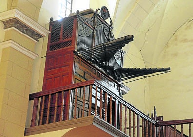 Imagen secundaria 1 - Arriba, interior de la Iglesia de Santa María; órgano de Santa María y Pila bautismal. 