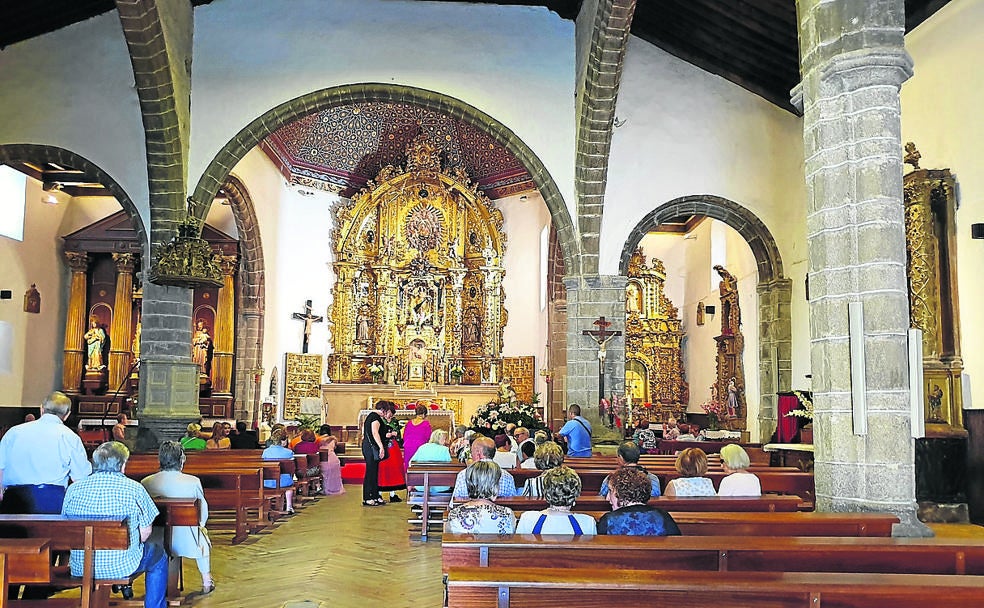Interior de la iglesia de Candelario. 