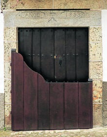 Imagen secundaria 2 - Arriba, el museo etnográfico Casa Chacinera; regadera en una de las empinadas calles de Candelario y batipuerta, uno de los elementos que distinguen al municipio. 