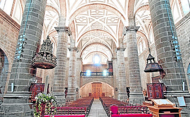 Imagen principal - Arriba, Iglesia de Santiago Aposto; casa típica en la plaza de la Santísima Trinidad y La Picota (S. XVI).
