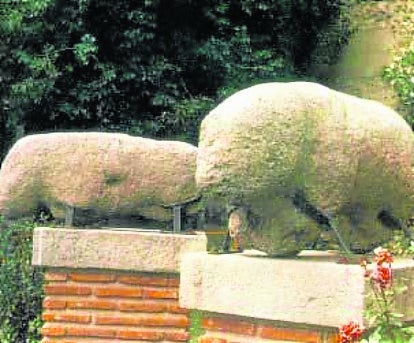 Imagen secundaria 2 - Arriba, Puerta y muralla medieval de la villa de Coca; casa de Villa y Tierra de Coca y Verracos íberos hallados en Coca