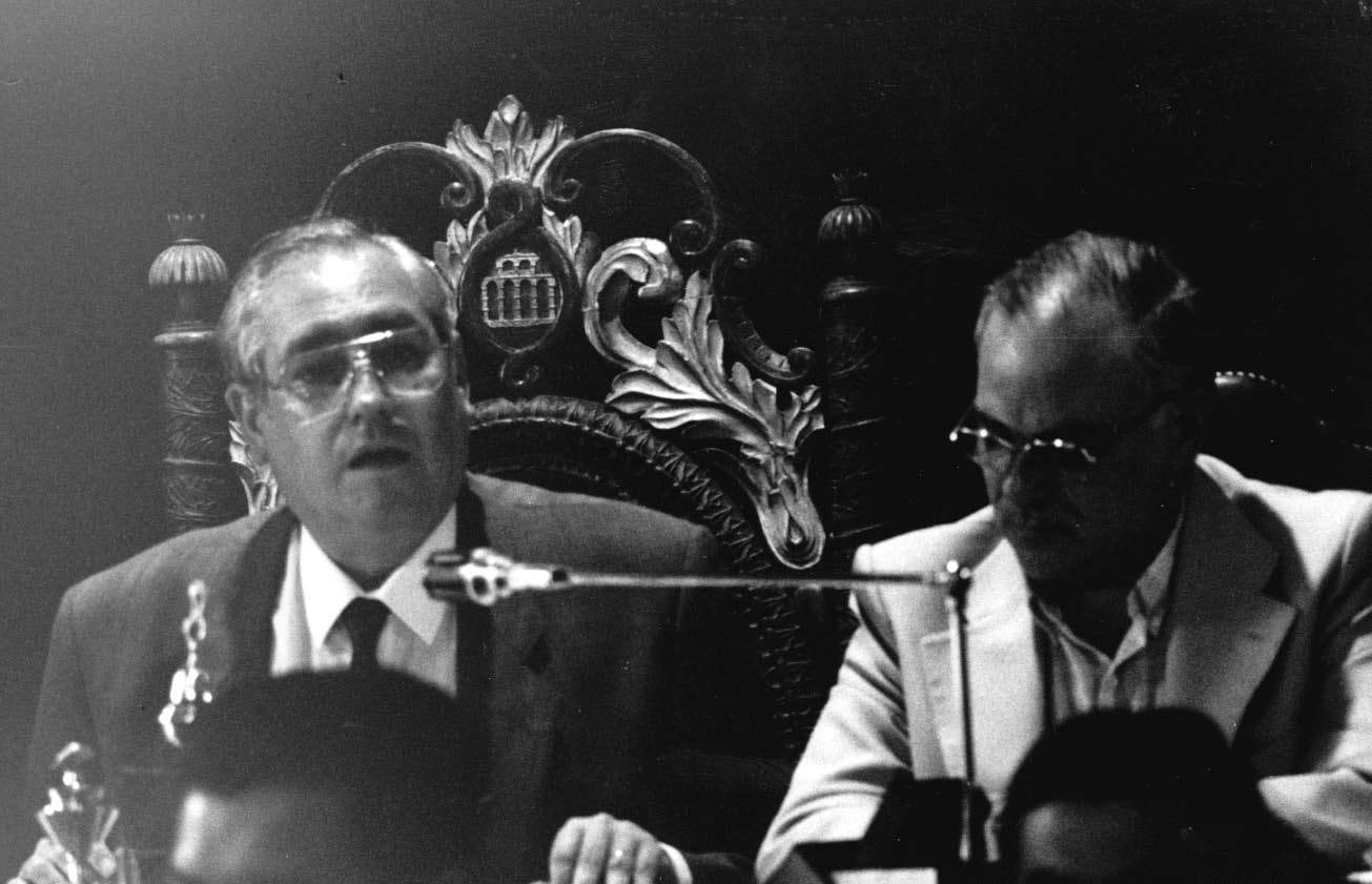 El alcalde de Segovia, Ramón Escobar (i), tomando la palabra en el Ayuntamiento, junto a José Ignacio García (d), portavoz del grupo popular en el ayuntamiento y 2º teniente de alcalde en 1991.