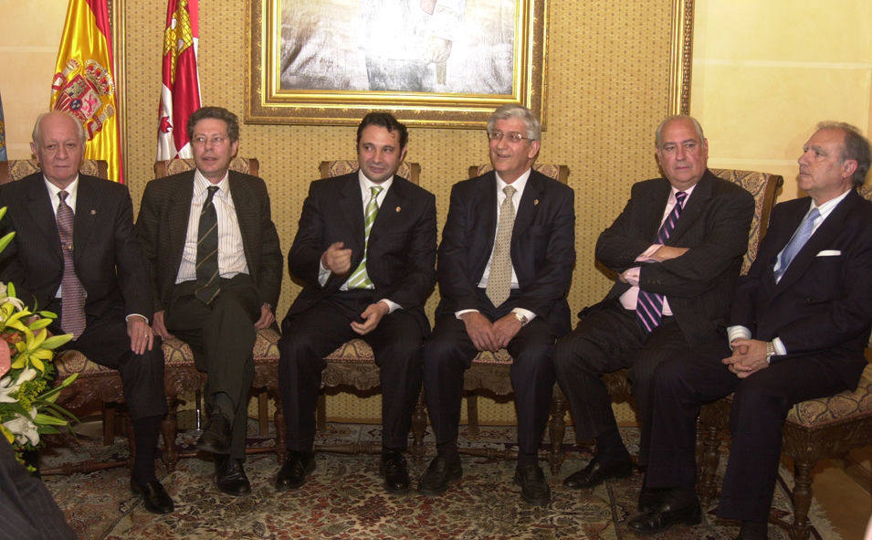 De izquierda a derecha, Luciano Sánchez Reus, Miguel Ángel Trapero, José Antonio López Arranz, Ramón Escobar y Emilio Zamarriego, en la Sala Blanca del Ayuntamiento, en el homenaje a los ocho alcaldes de Segovia de la democracia en 2004.