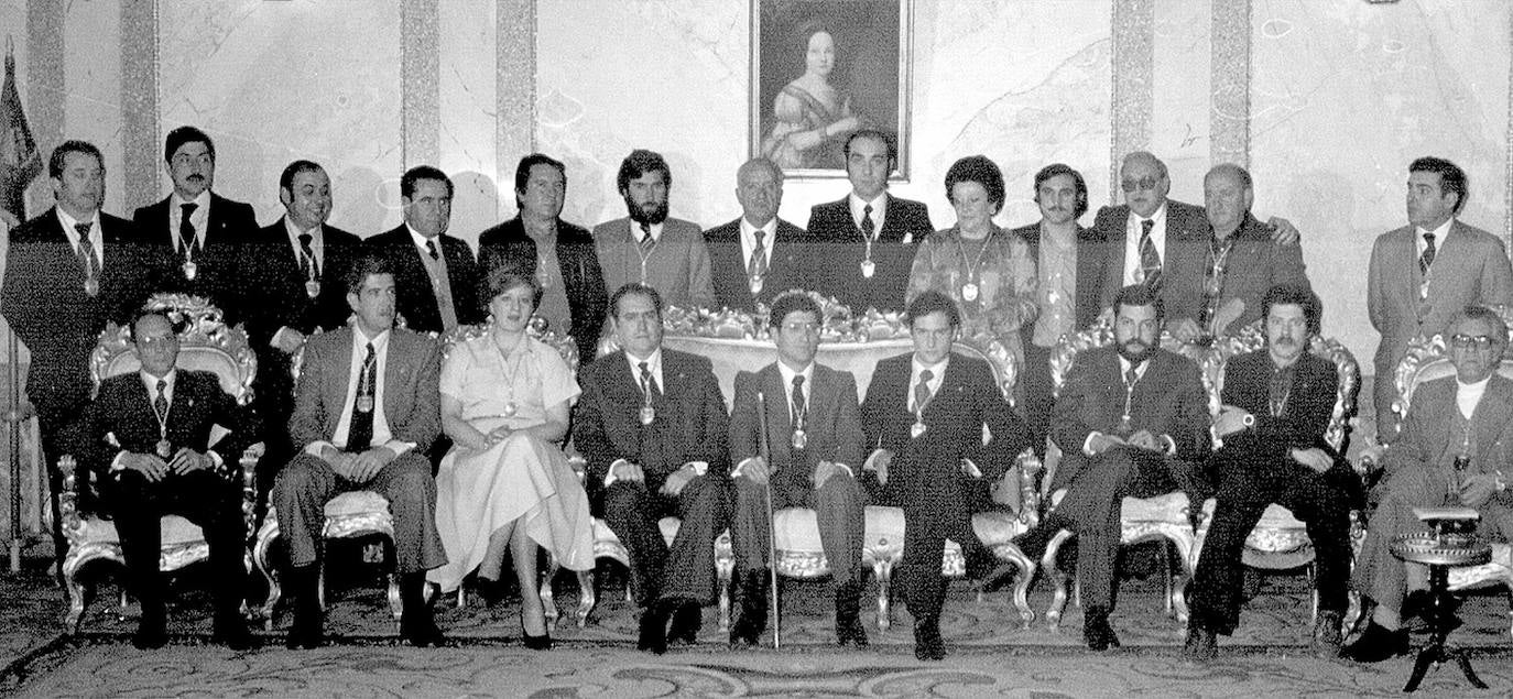 Corporacion municipal de Segovia tras las elecciones municipales del 3 de abril de 1979. De izquierda a derecha, de pie: Emilio Monedero, Javier Gómez Darmendrail, Ramón Fernández-Vega, Carlos Postigo, Antonio Caminero, Luis Peñalosa, Luis Sancho, Manuel Illana, María José Reguera, Isaac Sastre, Santiago Ballesteros, Angel García Nuño e Hipólito Moldes Teo (secretario). Sentados: José Luis Borricón, Primitivo Martín, Rosa María de Castro, Ramón Escobar, José Antonio López Arranz (alcalde), Emilio Fuentetaja, Ricardo Cáceres, Miguel Ángel Trapero y Evaristo González.