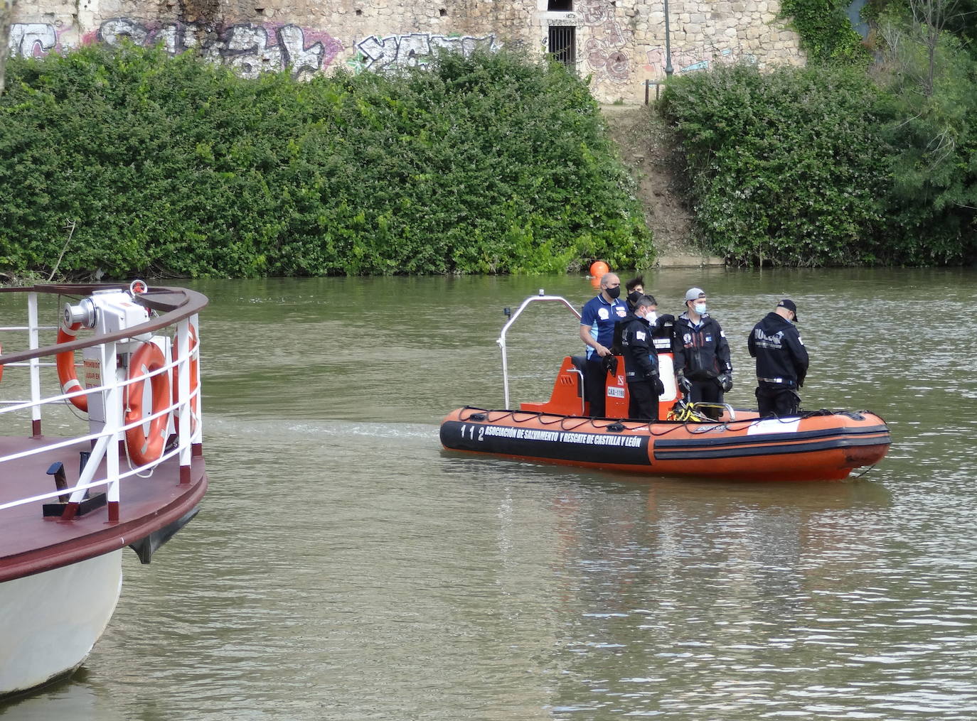 Rescate en el Pisuerga del cuerpo de un joven de 36 años que murió ahogado cerca de la playa de Las Moreras el pasado 13 de mayo. 