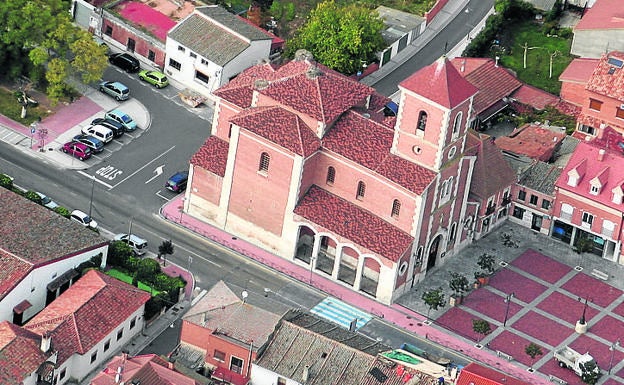 Imagen principal - Arriba, imagen aérea de la Iglesia de Boecillo; retablo de la Iglesia y acceso principal al templo parroquial.