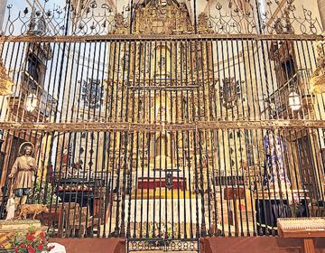 Imagen secundaria 1 - Arriba, Cristo de Medinaceli; interior de la Colegiata y Ermita del Humilladero.