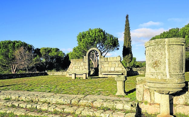 Restos del antiguo templo medieval en el Fresno.