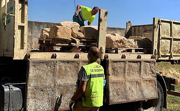 Imagen principal - Arriba, operarios descargan piezas halladas en las obras del Alcázar. Abajo, depósito al Museo Provincial; a la derecha, el arqueólogo Ricardo de Cáceres explica pormenores de algunos restos. 