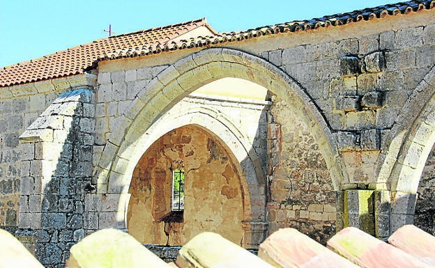 Imagen principal - Arriba, detalle de la vista trasera de la antigua Iglesia de San Juan; columnas procedentes de la antigua iglesia de San Juan y nueva iglesia de San Juan y Cruz .