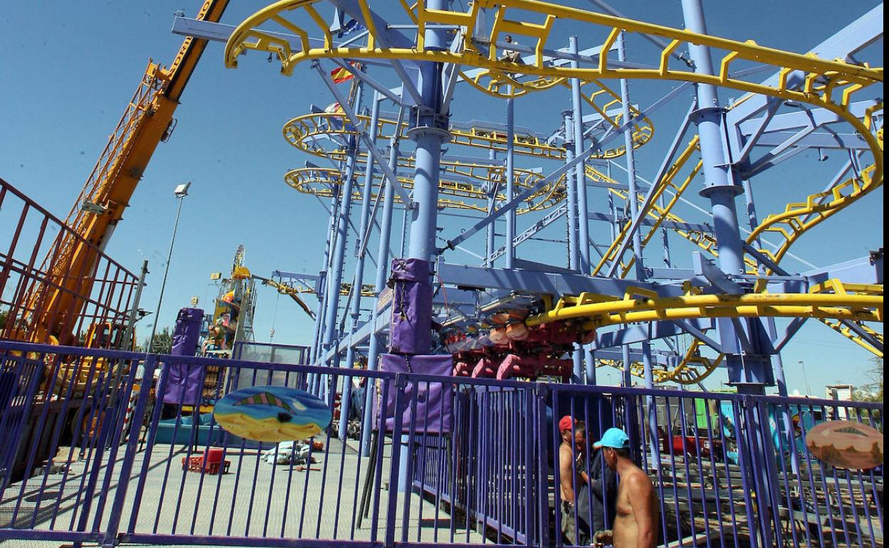 Instalación de una montaña rusa en el ferial de Valladolid. 