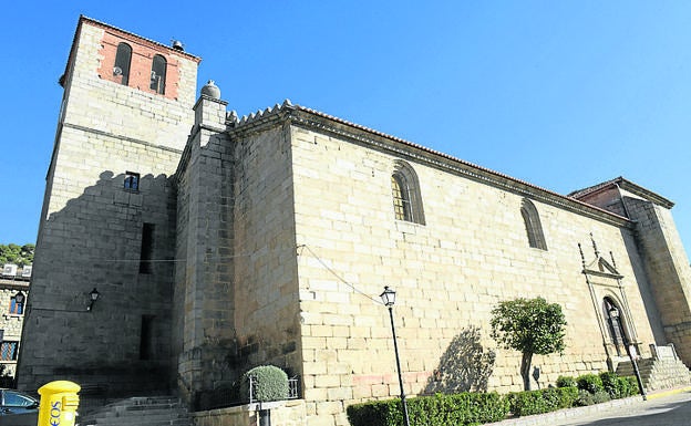 Imagen principal - Arriba, iglesia de San Miguel Arcángel; interior de la iglesia de San Miguel Arcángel y Casa Consistorial 