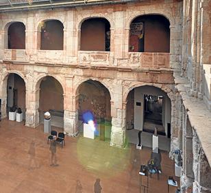 Imagen secundaria 1 - Izquierda,interior del Palacio Ducal y a su derecha, vista general de la localidad, con el Arco Romano en primer término. 