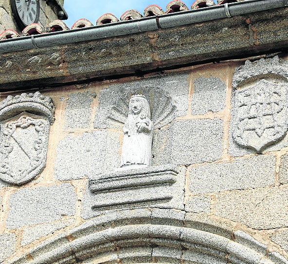 Los escudos de la casa ducal de Béjar, en la fachada. 