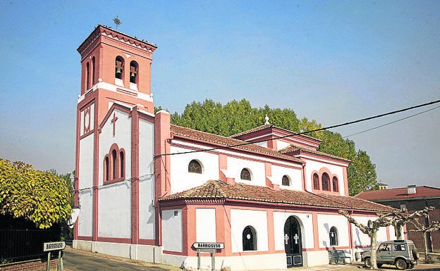 Imagen principal - Arriba, Iglesia parroquial de San Juan, levantada en 1933 donde estuvo la ermita de Santa Águeda; Iglesia de Polvorosa de Valdavia y retablo de la iglesia de Renedo de Valdavia 