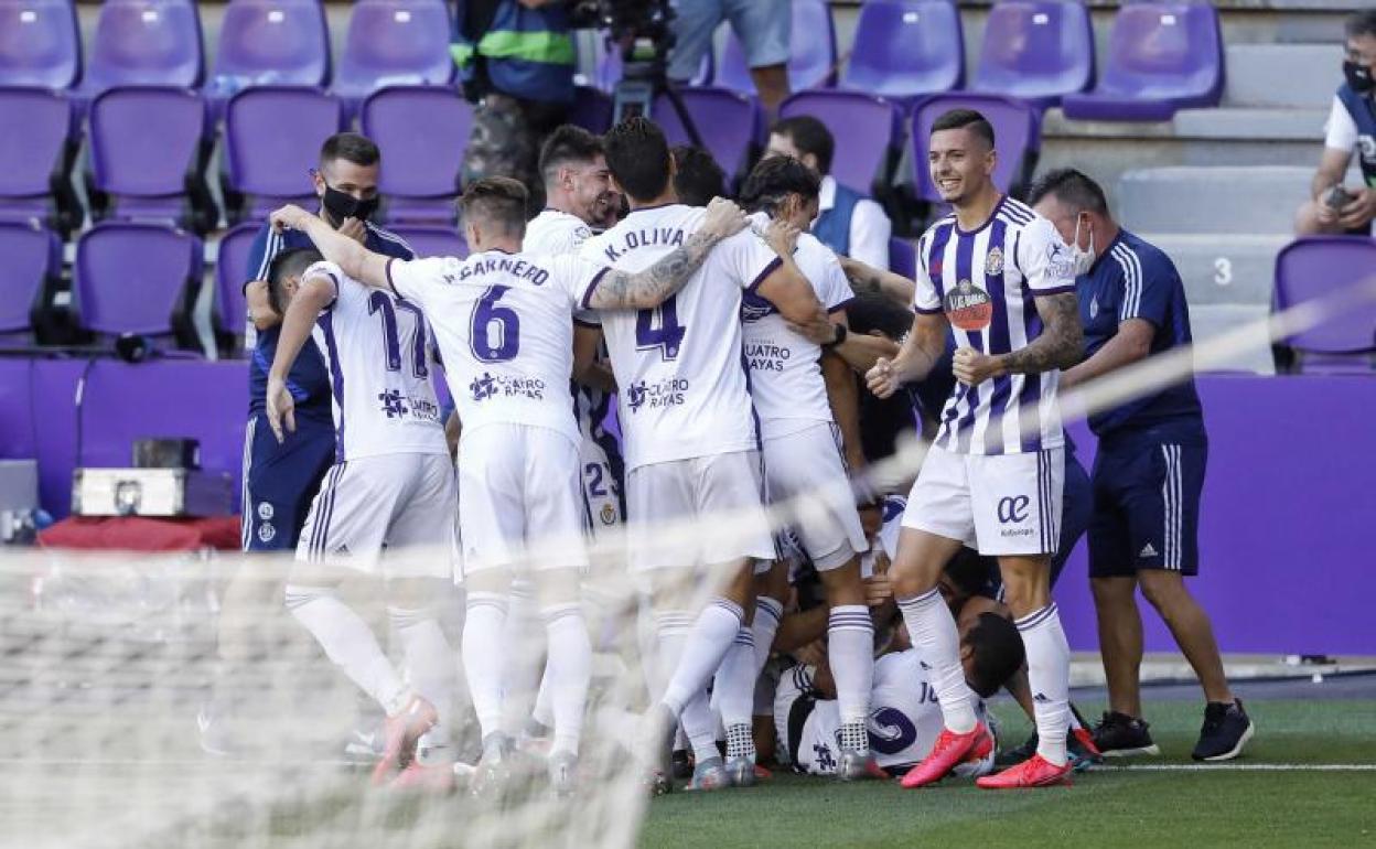 Los jugadores pucelanos celebran el gol de Joaquín al Alavéz. 