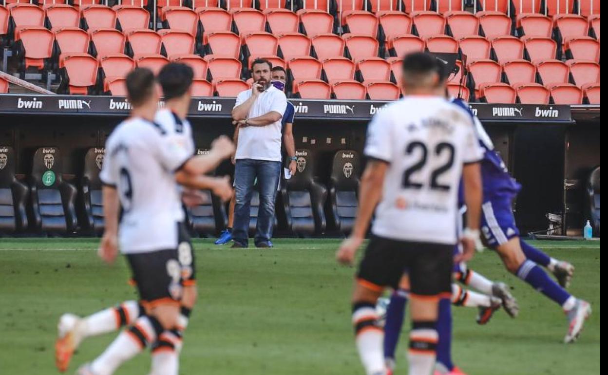 Sergio observa el desarrollo del partido ante el Valencia. 