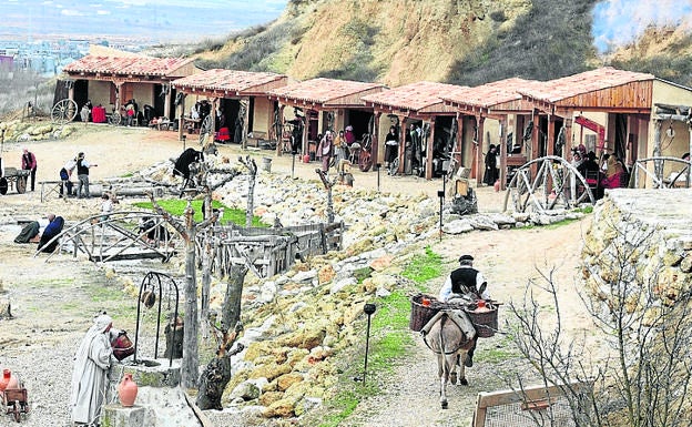 Imagen principal - Arriba, un momento de la recreación del belén viviente; vista de la Iglesia de Nuestra Señora de la Asunción y detalle del órgano de la iglesia.
