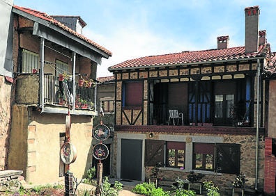 Imagen secundaria 1 - Arriba, restos de la ermita de San Marcos, recuperados con un taller de empleo; la arquitectura popular se mezcla con nuevos elementos decorativos creados en la ruta urbana y grupo escultórico que representa a San Joaquín, Santa Ana, María y el Niño, del siglo XIV..