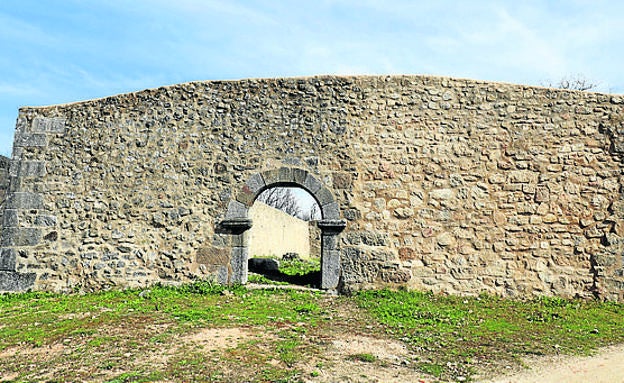 Imagen principal - Arriba, restos de la ermita de San Marcos, recuperados con un taller de empleo; la arquitectura popular se mezcla con nuevos elementos decorativos creados en la ruta urbana y grupo escultórico que representa a San Joaquín, Santa Ana, María y el Niño, del siglo XIV..