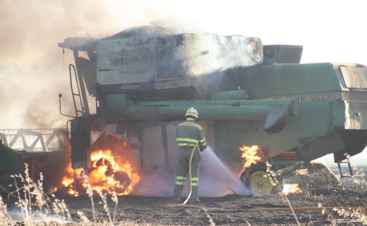 Un bombero trabaja en la extinción del incendio. 