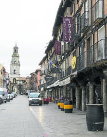 Imagen secundaria 2 - Arriba, vistas del Duero y del puente de piedra; Una de las portadas de la colegiata y el casco antiguo de Toro, con el Arco del Reloj al fondo.