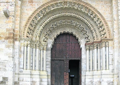 Imagen secundaria 1 - Arriba, vistas del Duero y del puente de piedra; Una de las portadas de la colegiata y el casco antiguo de Toro, con el Arco del Reloj al fondo.