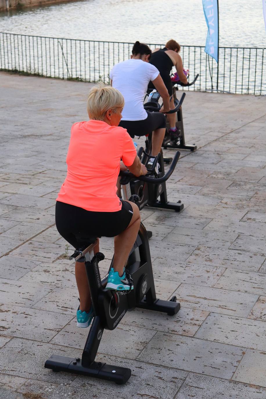 Fotos: Sesión solidaria de spinning junto al Canal de Castilla