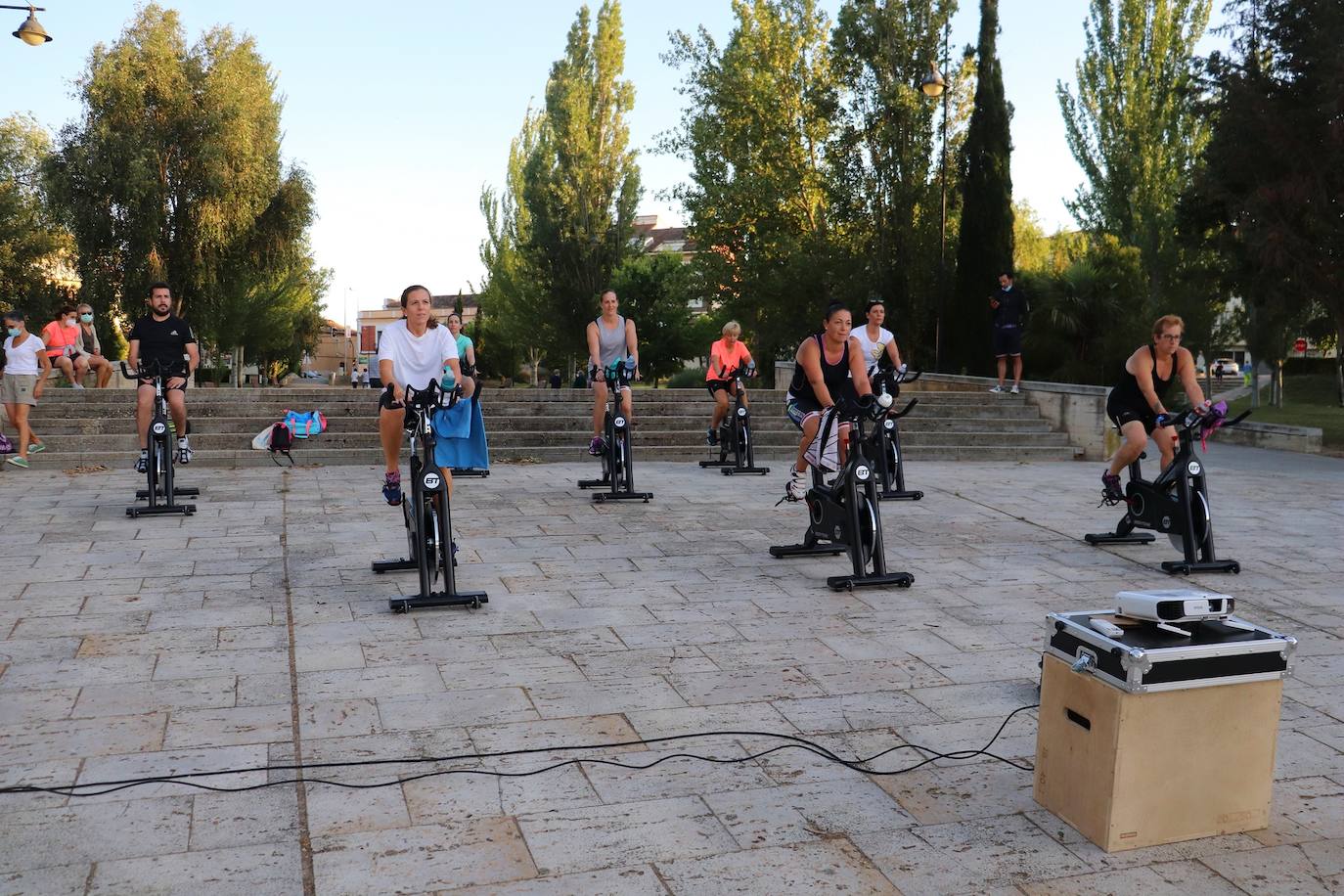 Fotos: Sesión solidaria de spinning junto al Canal de Castilla