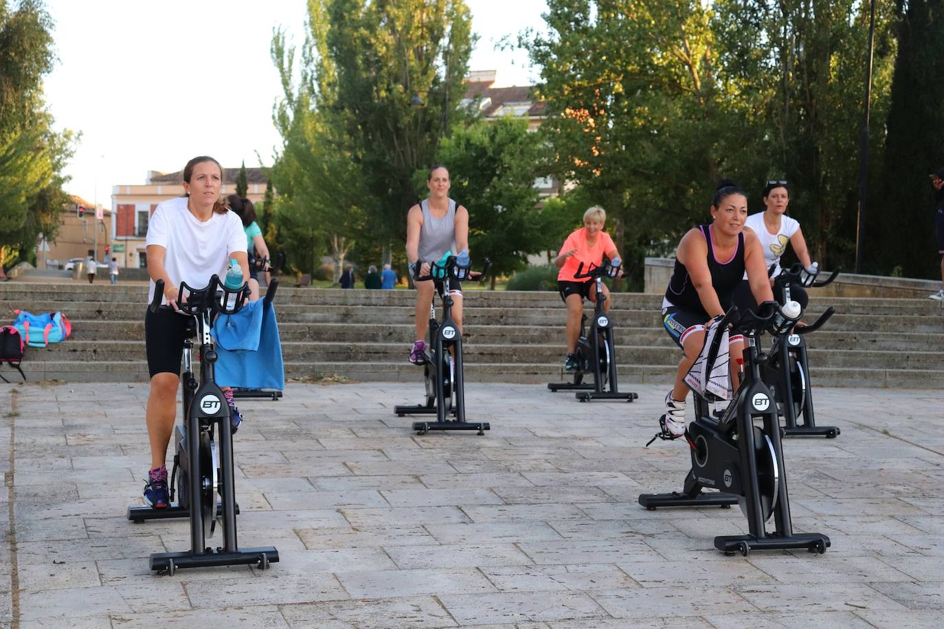 Fotos: Sesión solidaria de spinning junto al Canal de Castilla