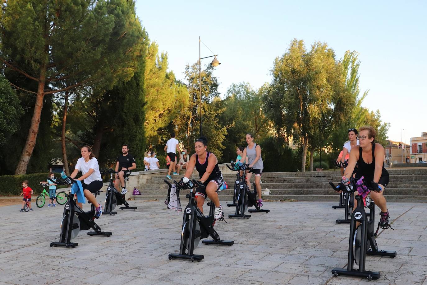 Fotos: Sesión solidaria de spinning junto al Canal de Castilla