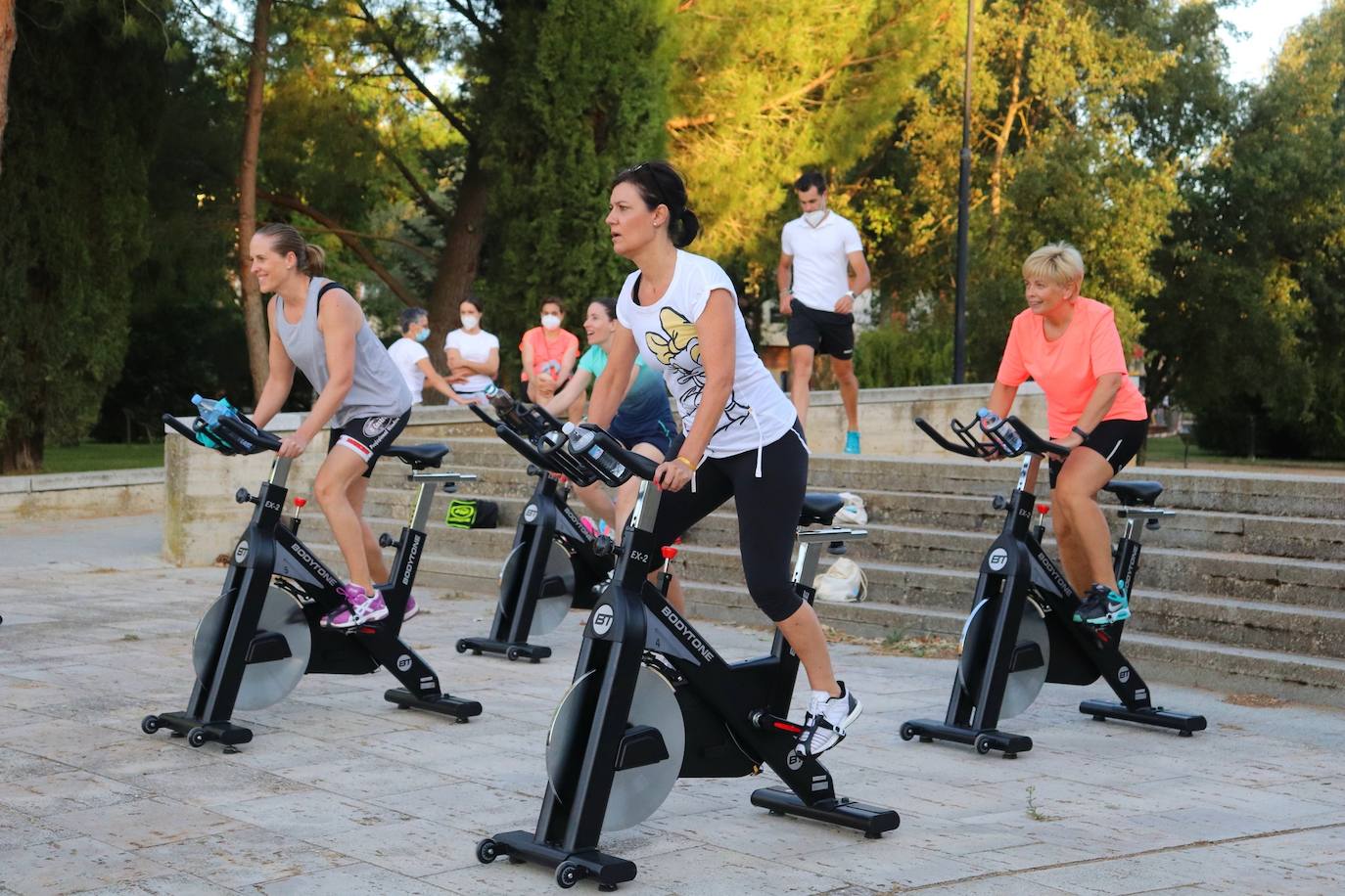 Fotos: Sesión solidaria de spinning junto al Canal de Castilla