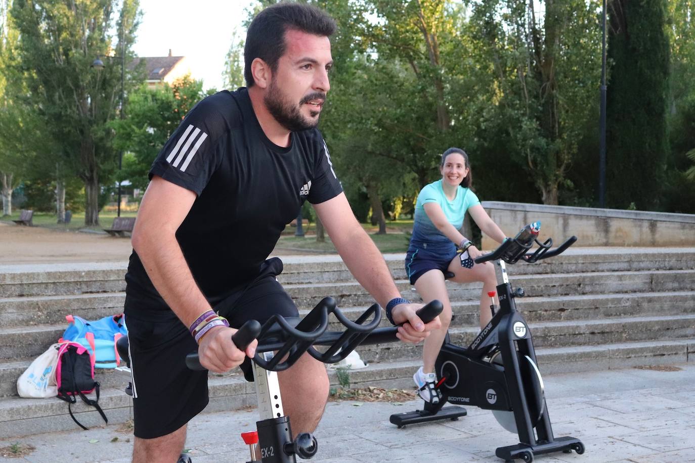 Fotos: Sesión solidaria de spinning junto al Canal de Castilla