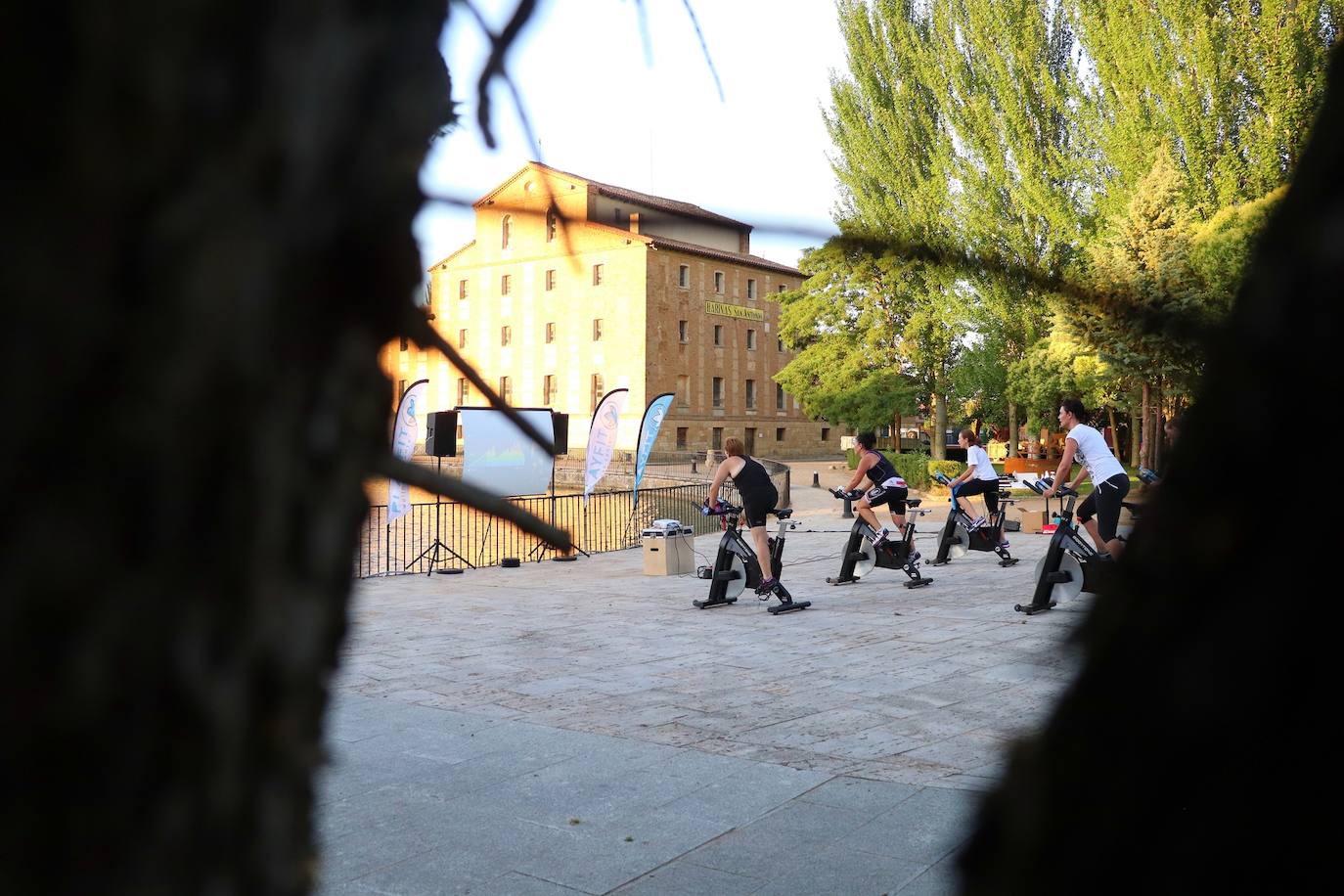Fotos: Sesión solidaria de spinning junto al Canal de Castilla