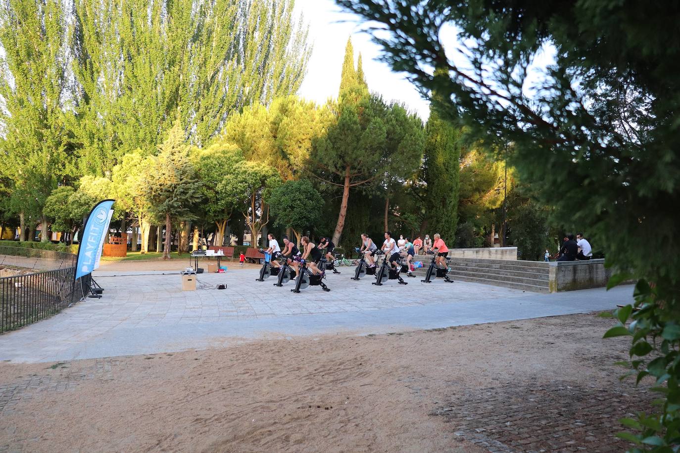 Fotos: Sesión solidaria de spinning junto al Canal de Castilla