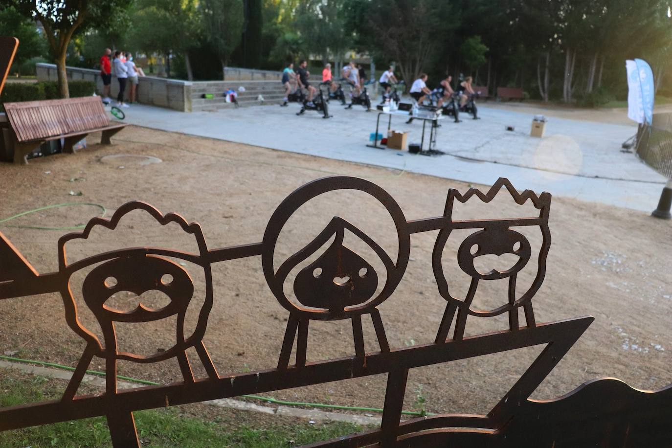 Fotos: Sesión solidaria de spinning junto al Canal de Castilla