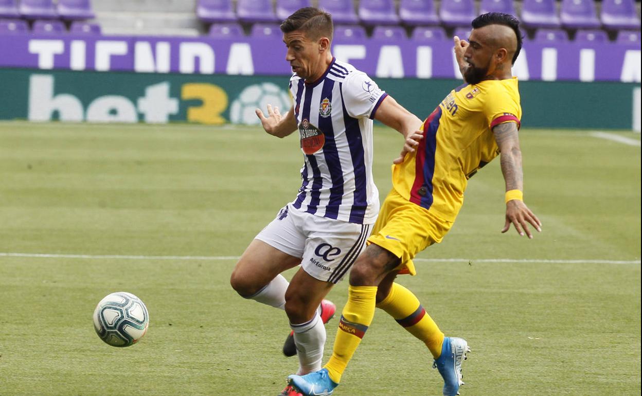 Alcaraz protege el balón ante la llegada de Arturo Vidal. 