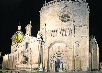 Imagen secundaria 1 - Arriba, representación de la Feria de Teatro en la plaza Mayor; entrada principal de la catedral y castillo de Enrique II de Trastámara.