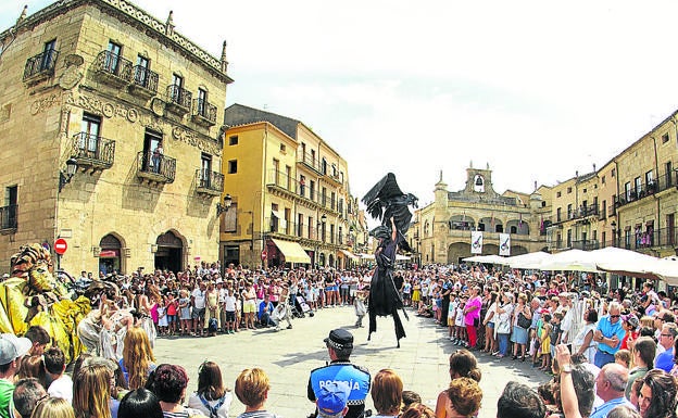 Imagen principal - Arriba, representación de la Feria de Teatro en la plaza Mayor; entrada principal de la catedral y castillo de Enrique II de Trastámara.
