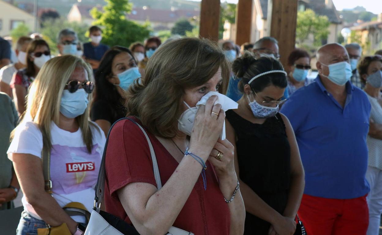 Asistentes a la misa se secan las lágrimas de emoción por los fallecidos de covid. 