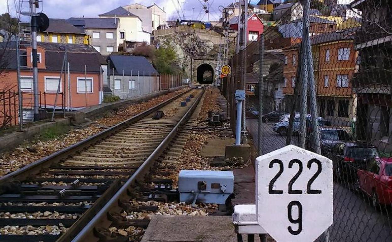 Vía del tren a su paso por el entorno de la calle Estación de la localidad de Torre de Bierzo. 