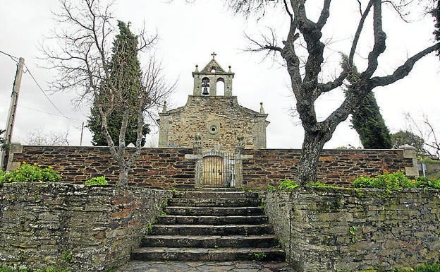 Imagen principal - Arriba, vista general de la ermita de la Soledad; detalle de una columna de piedra y espadaña de la ermita de la Soledad . .